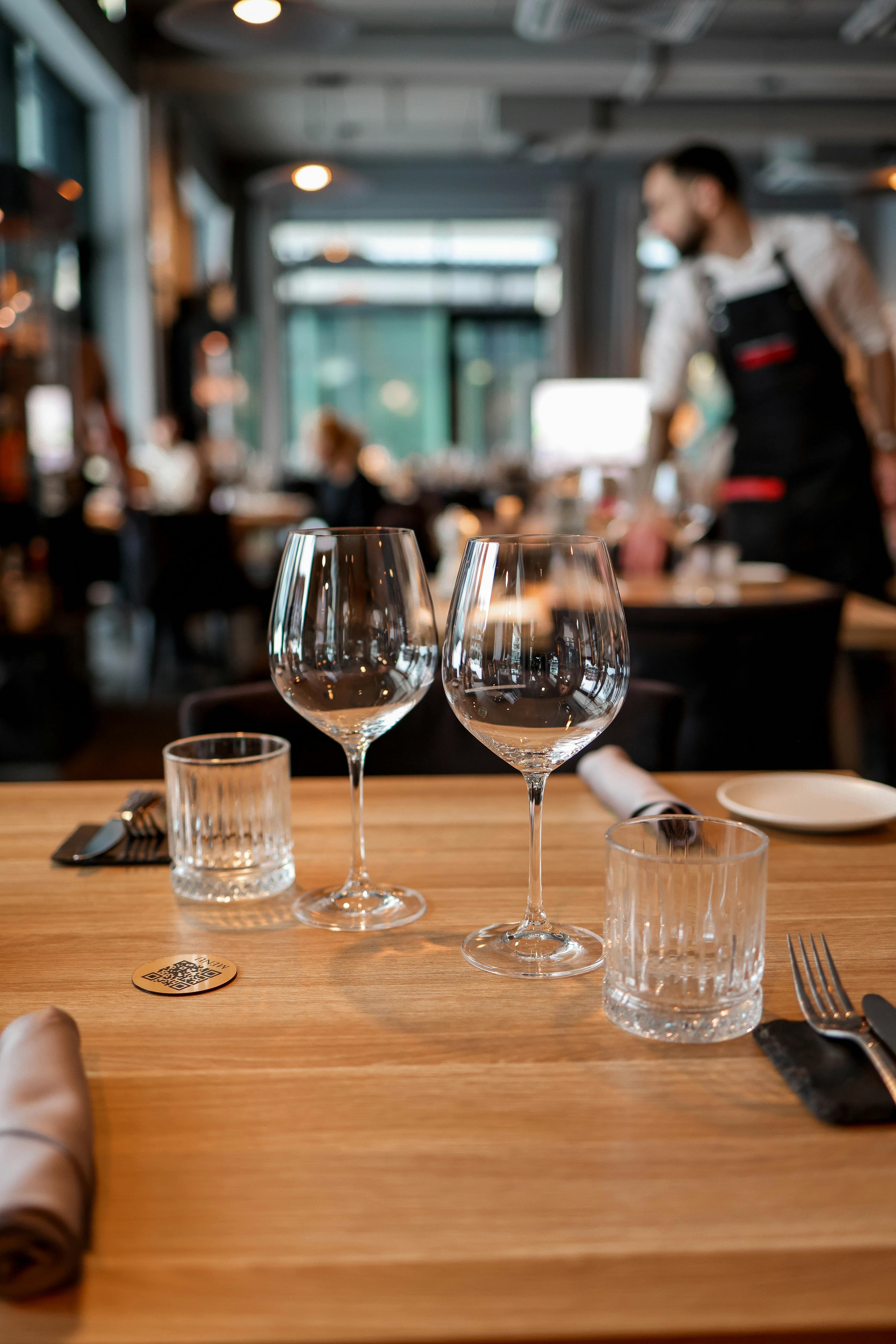 Modernes Restaurant mit stilvoller Atmosphäre